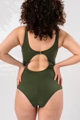 Malla entera color verde militar con estampado de hojas de palmera, con escote en V y drapeado en el abdomen.