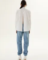 Camisa blanca de poplin con espalda abierta y corte holgado.