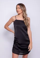 Vestido corto negro de satén con textura de rayas finas, escote recto, tirantes finos regulables y frunces laterales.