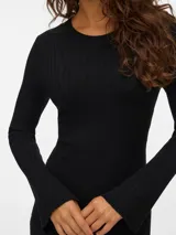 Vestido corto de punto acanalado en color negro, con cuello redondo y mangas largas. Presenta una silueta ajustada al cuerpo y una textura ligera y elástica.