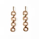 Aros colgantes dorados con eslabones circulares texturados.