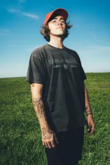 Remera negra de corte holgado con efecto lavado y estampado frontal que dice 'Deloalto Est. 2015'.