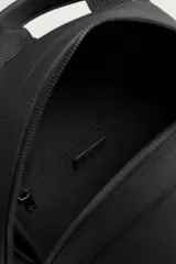 Mochila de diseño minimalista con acabado engomado y textura. Cuenta con un compartimento principal con cierre de cremallera, un bolsillo frontal con cierre y un bolsillo interior. Incluye asa de mano superior, asas de hombro ajustables, parte posterior acolchada y banda de sujeción para equipaje.