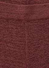 Short de punto color marrón, de tiro medio y diseño entallado, con cintura elástica.