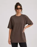 Remerón de corte oversize, color marrón, con cuello redondo y mangas cortas de estilo holgado.