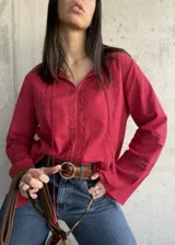 Blusa roja de manga larga con escote en V con cordones y detalles de encaje.
