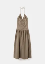 Vestido midi de corte evasé con estampado de cuadros vichy en tonos marrón y blanco. Presenta escote halter con tirantes finos para anudar al cuello, detalle fruncido en el centro del pecho y falda amplia de largo midi.