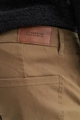 Pantalón de vestir color beige, de corte recto.