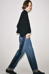 Jeans wide leg de tiro medio y corte recto de Zara, con efecto lavado y detalle de paneles de denim oscuro a contratono en los laterales. Cuenta con bolsillos clásicos y botamangas con vuelta.