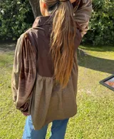 Camisa marrón con espalda lisa, mangas abullonadas de terciopelo y cuerpo de tweed.