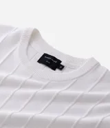 Remera slim de manga corta con cuello redondo, confeccionada en tejido de viscosa con textura de rayas verticales.