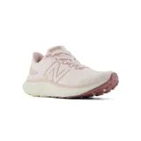 Championes de running New Balance modelo EVOZ, color rosa claro con detalles en rosa y verde.
