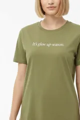 Remera negra de algodón con cuello redondo, manga corta y estampa frontal con texto en blanco.