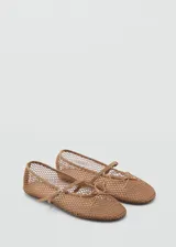 Zapato chatito de malla color beige, con puntera fina y tira sobre el empeine con hebilla.