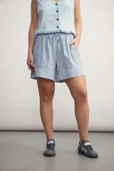 Short a rayas verticales color verde y blanco, con cintura elástica ajustable con cordón.