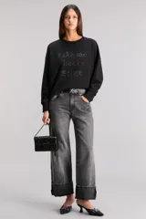 Buzo negro de calce oversize, confeccionado en tejido premium con algodón. Tiene cuello, cintura y puños en ribb. Posee estampa con diseño exclusivo de la colección en delantero y hotfix.