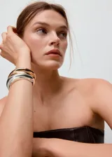 Pulsera rígida de diseño orgánico y acabado brillante, con cierre bisagras.