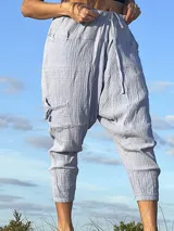 Pantalón babucha de muselina color celeste, con cintura elástica y cordón ajustable.