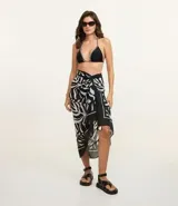 Pareo rectangular de chiffon con estampado de follaje bicolor y borlas en las puntas. Incluye bolsa de guardado.