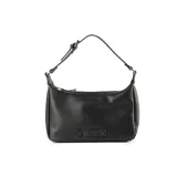 Cartera tipo gondola de cuero sintético graneado, con cierre superior y correa regulable. Presenta un aplique decorativo con el logo grabado en la parte frontal y herrajes plateados.