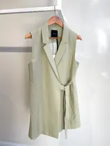 Chaleco largo color verde claro, con solapas y lazo para atar en la cintura.