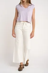 Remera negra de manga corta con escote en V y calce al cuerpo.