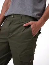 Pantalon cargo de corte ajustado en color verde militar. Presenta bolsillos laterales tipo cargo con solapa, bolsillos frontales y traseros, cierre de cremallera con botón y cintura con elástico interior para mayor comodidad.