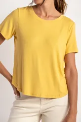 Remera de manga corta con cuello redondo, confeccionada en tejido de viscosa acanalado con un calce al cuerpo.