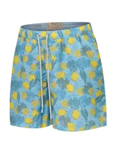 Short de baño de secado rápido con estampado de limones y hojas tropicales sobre fondo celeste. Posee cintura elástica con cordón ajustable y bolsillos laterales.