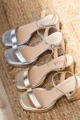 Sandalias plateadas con plataforma y taco cuadrado.