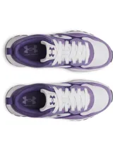 Championes Under Armour Mirage Sport color lila y blanco, con parte superior de malla transpirable y superposiciones de gamuza, entresuela de EVA acolchada y suela de goma.