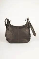 Cartera tipo hobo de cuero sintético negro con textura, cuenta con cuatro bolsillos frontales con cierre, un compartimento principal amplio y asa regulable.