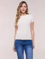Blusa de punto calado color blanco, de silueta entallada, manga corta raglán y escote redondo, con detalles de tejido fantasía en el canesú y terminaciones festonadas.