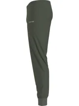 Pantalón de jogging verde militar, con cintura elástica, bolsillos laterales y logo de Calvin Klein en la pierna izquierda.