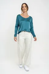 Pantalón cargo de tiro medio confeccionado en eco cuero color beige, con corte recto, bolsillos laterales tipo cargo y cierre frontal con botón.