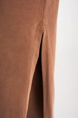 Falda midi color marrón, de algodón peinado, con cintura elástica y tajo lateral.
