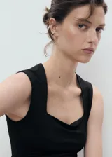 Top sin mangas de diseño entallado, con escote cuadrado y tirantes anchos, confeccionado en tejido elástico.