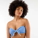 Top bandeau de bikini azul con nudo frontal y pespuntes decorativos en color blanco. Cuenta con tirantes finos regulables.