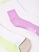 Pack de dos pares de medias caña corta, una blanca con rayas horizontales rosas y detalles en rojo, y otra blanca con rayas horizontales rosas y detalles en amarillo.