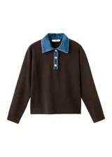 Chaleco de punto color marrón, con cuello polo y cierre frontal parcial con botones dorados, y detalles en denim en la zona del cuello.