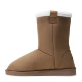 Botas tipo ugg de caña media, confeccionadas en material sintético imitación gamuza color marrón, con interior forrado en piel sintética blanca y suela de goma plana.