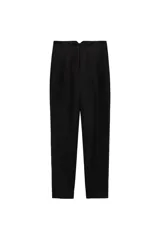 Pantalón blanco de vestir, de tiro alto y corte recto. Presenta bolsillos delanteros de vivo y cierre frontal con cremallera, botón interior y gancho metálico.