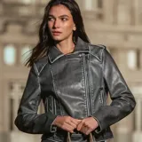 Campera de cuero sintético negra con cuello solapa, cierre asimétrico y bolsillos con cierre.