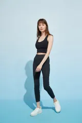 Calza deportiva larga color verde azulado con pretina alta y bolsillos laterales.