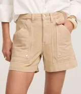 Short mom de tiro alto confeccionado en sarga de algodón, con diseño de bolsillos tipo carpintero en la parte frontal, cierre de botón y cremallera, y trabillas en la cintura.
