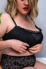 Soutien negro de encaje con aro y copa, ideal para usar con prendas de escote bajo.