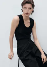 Pantalon de corte wide leg color negro, con tiro alto, pinzas delanteras, bolsillos laterales y cinturón incorporado con hebilla metálica.