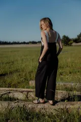 Conjunto de dos piezas compuesto por un top sin mangas con diseño bicolor en blanco y negro y detalle bordado frontal, y un pantalón de corte recto y ancho en color negro con bolsillos laterales y cintura ajustable.