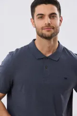 Remera polo de manga corta en color azul melange, con cuello camisero, cierre frontal de dos botones y pequeño bordado en el pecho.