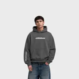Hoodie gris oscuro con capucha, bolsillo frontal tipo canguro y estampado blanco con la inscripción en el pecho y detalle en la manga.